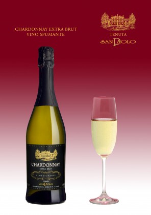 CHARDONNAY EXTRA BRUT – VINO SPUMANTE Vino dal colore giallo paglierino, dal profumo particolarmente fine e dal gusto molto secco. Presenta un bilanciamento perfetto tra struttura e sapore. È indicato per aperitivi, piatti a base di pesce, ostriche e tartufi. Da servire ad una temperatura di 8-10° C.